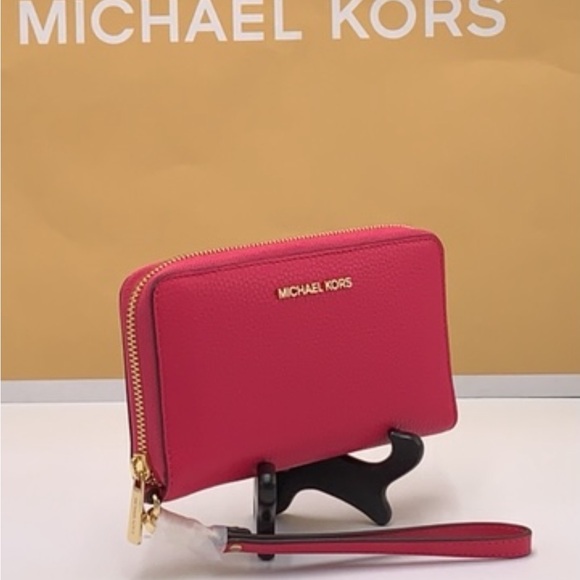 MICHAEL KORS LARGE FLAT
MULTIFUNCTIONAL PHONE CASE
ELECTRIC PINK COLOR - Picture 4 of 10